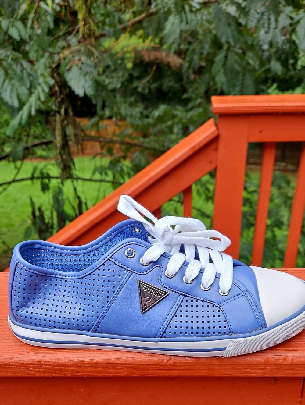 Guess Blue and White Perforated Low-Top Sneakers Size 10M